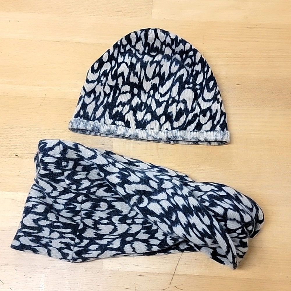 Marc by Marc Jacobs hat & scarf set